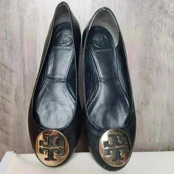Tory Burch Round Toe Black Leather Ballet Flats Gold Emblem size 7 women's - Picture 10 of 13